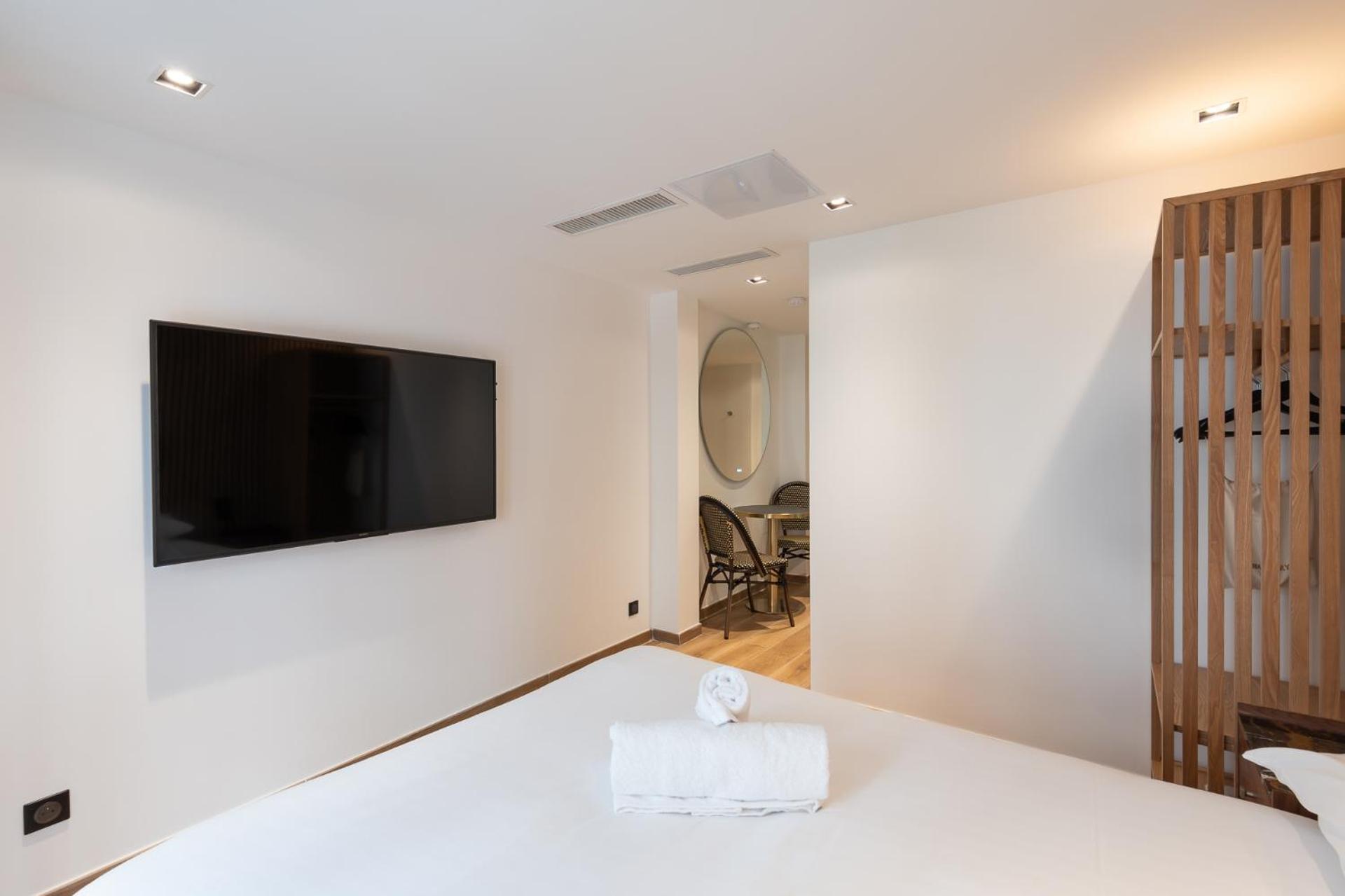 Les Suites Hcr Париж Екстериор снимка