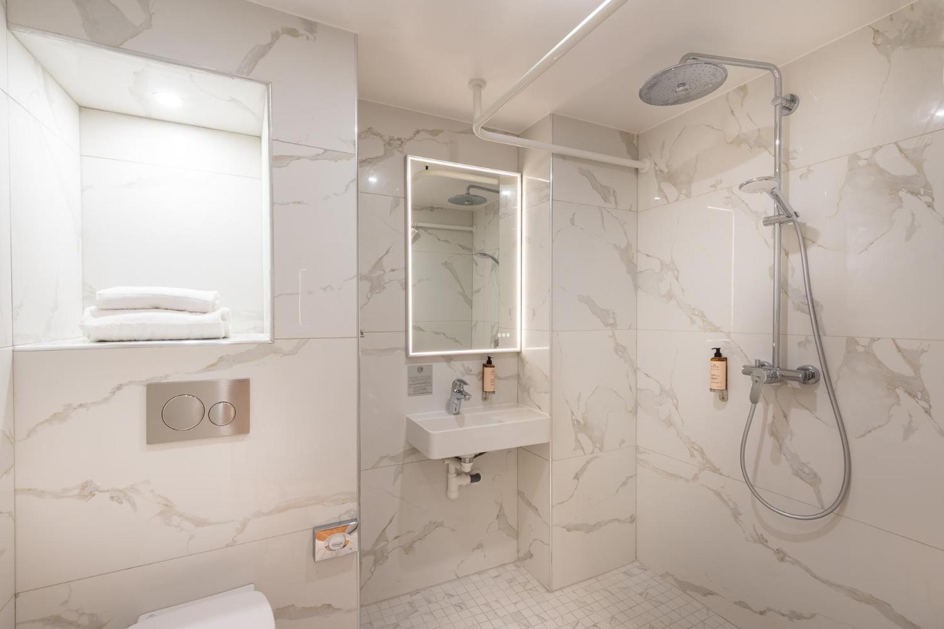 Les Suites Hcr Париж Екстериор снимка