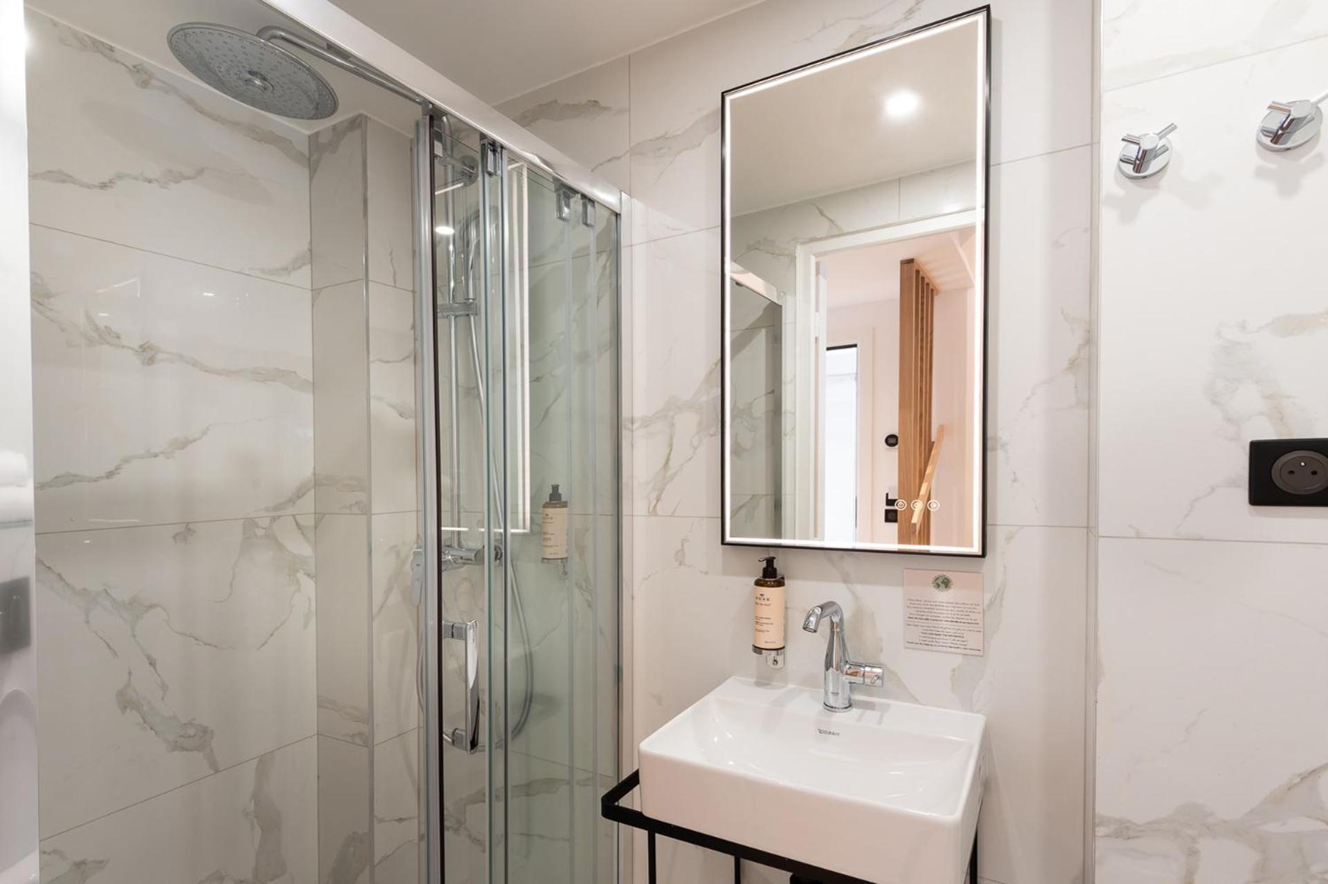 Les Suites Hcr Париж Екстериор снимка
