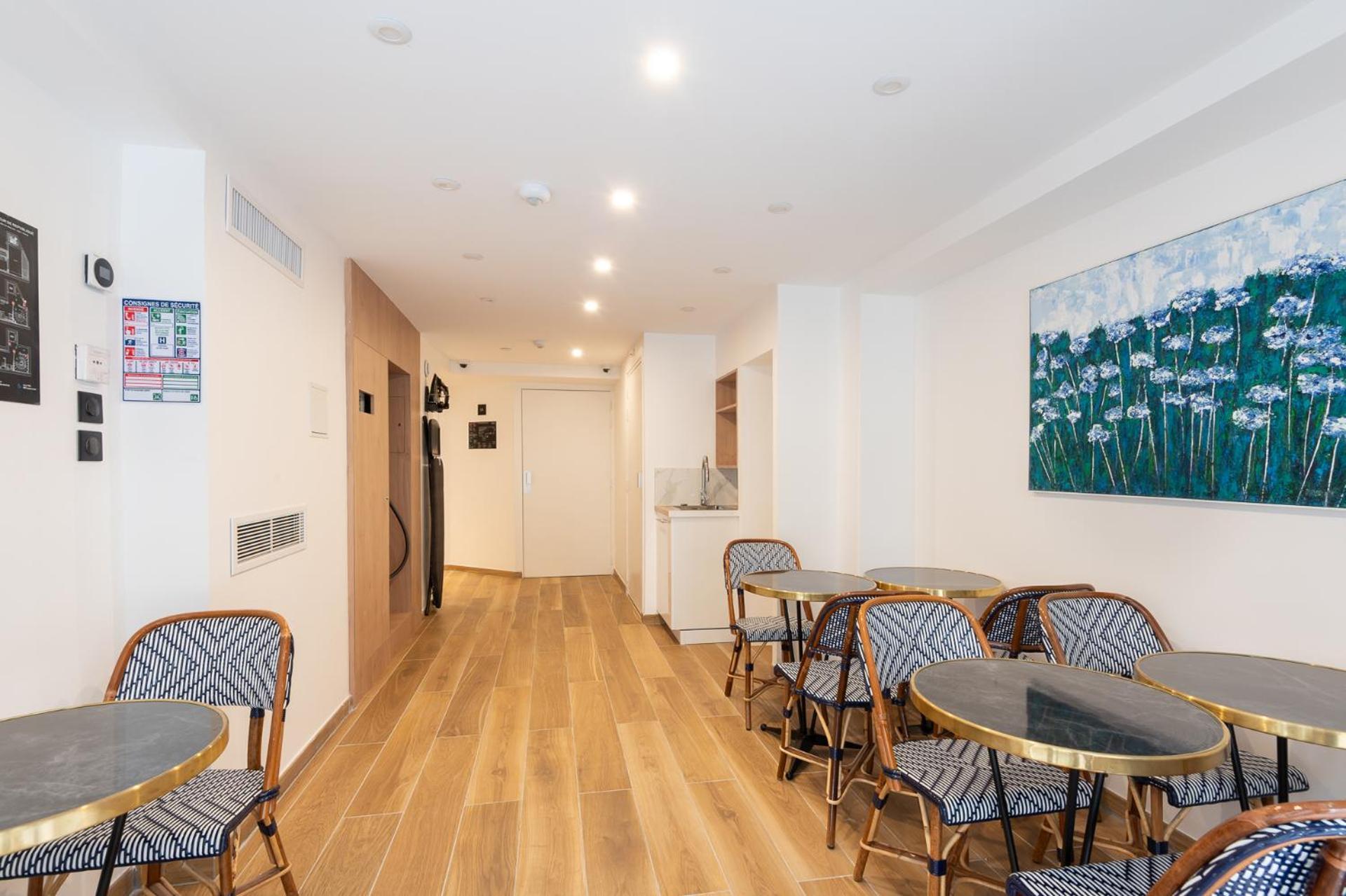 Les Suites Hcr Париж Екстериор снимка